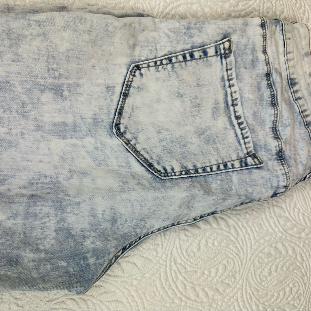 Bullhead Low-rise Skinniest Jean in Acid Wash color size 9 - Picture 13 of 13